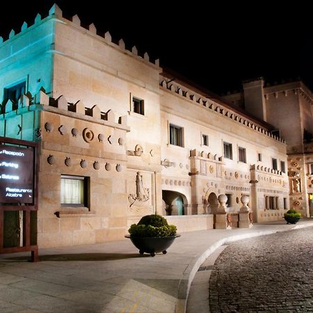 Pazo Los Escudos Hotel Spa & Resort Βίγκο Εξωτερικό φωτογραφία The Palace of the Dukes of Alba, the seat of the government of the Community of Madrid.