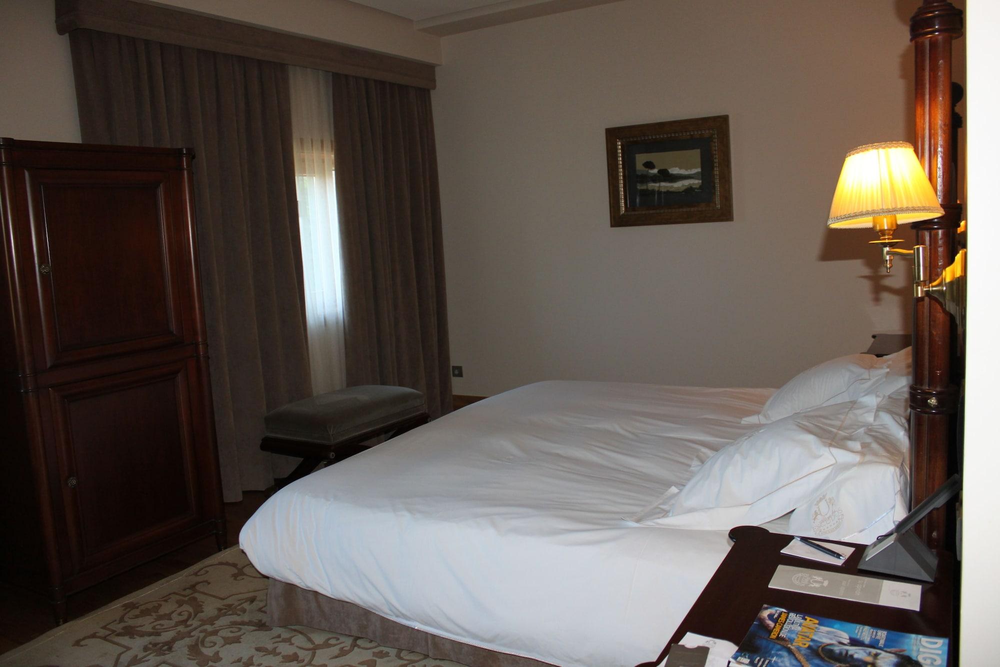 Pazo Los Escudos Hotel Spa & Resort Βίγκο Εξωτερικό φωτογραφία A bedroom at the hotel