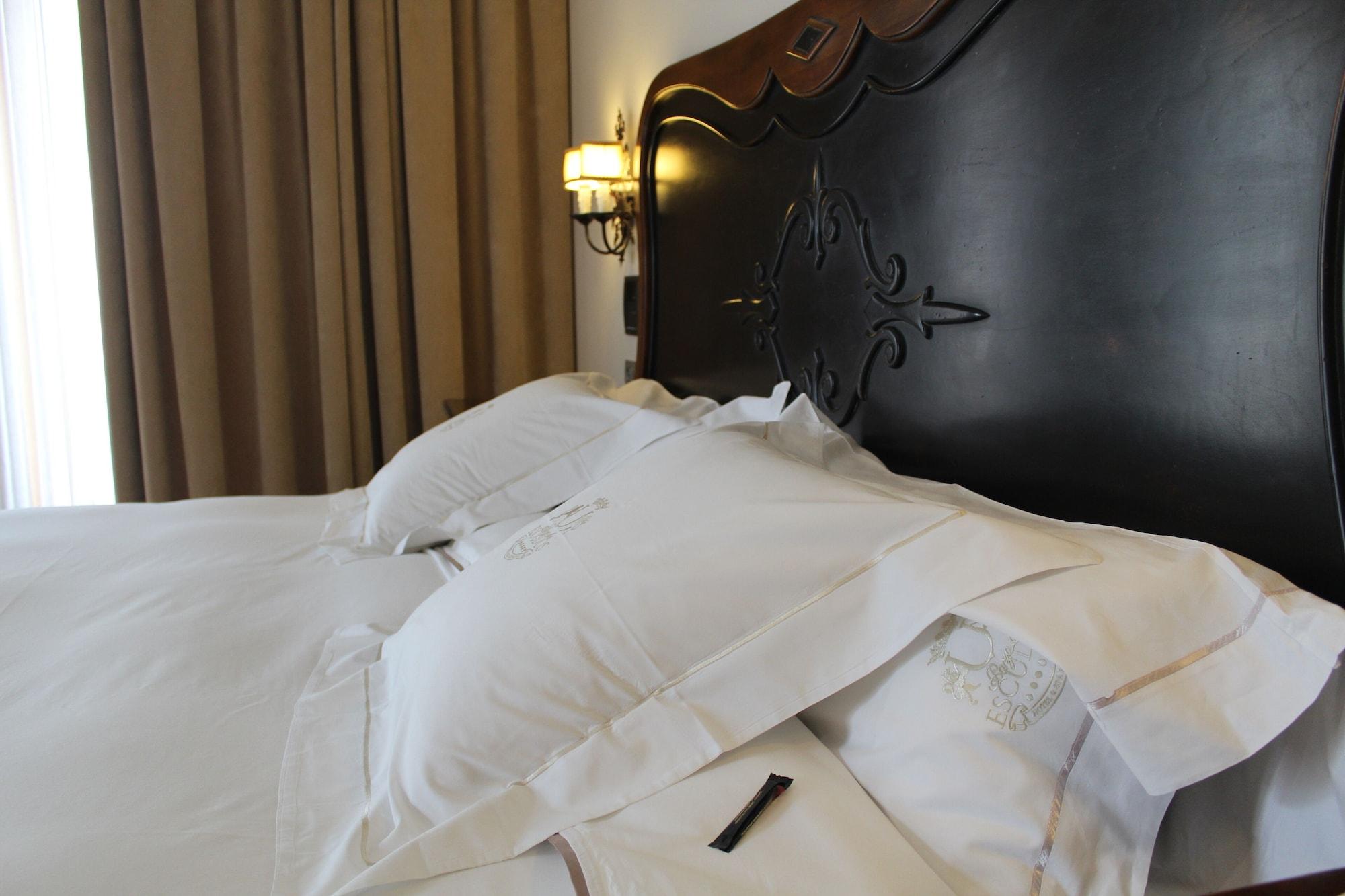 Pazo Los Escudos Hotel Spa & Resort Βίγκο Εξωτερικό φωτογραφία A bed with a duvet