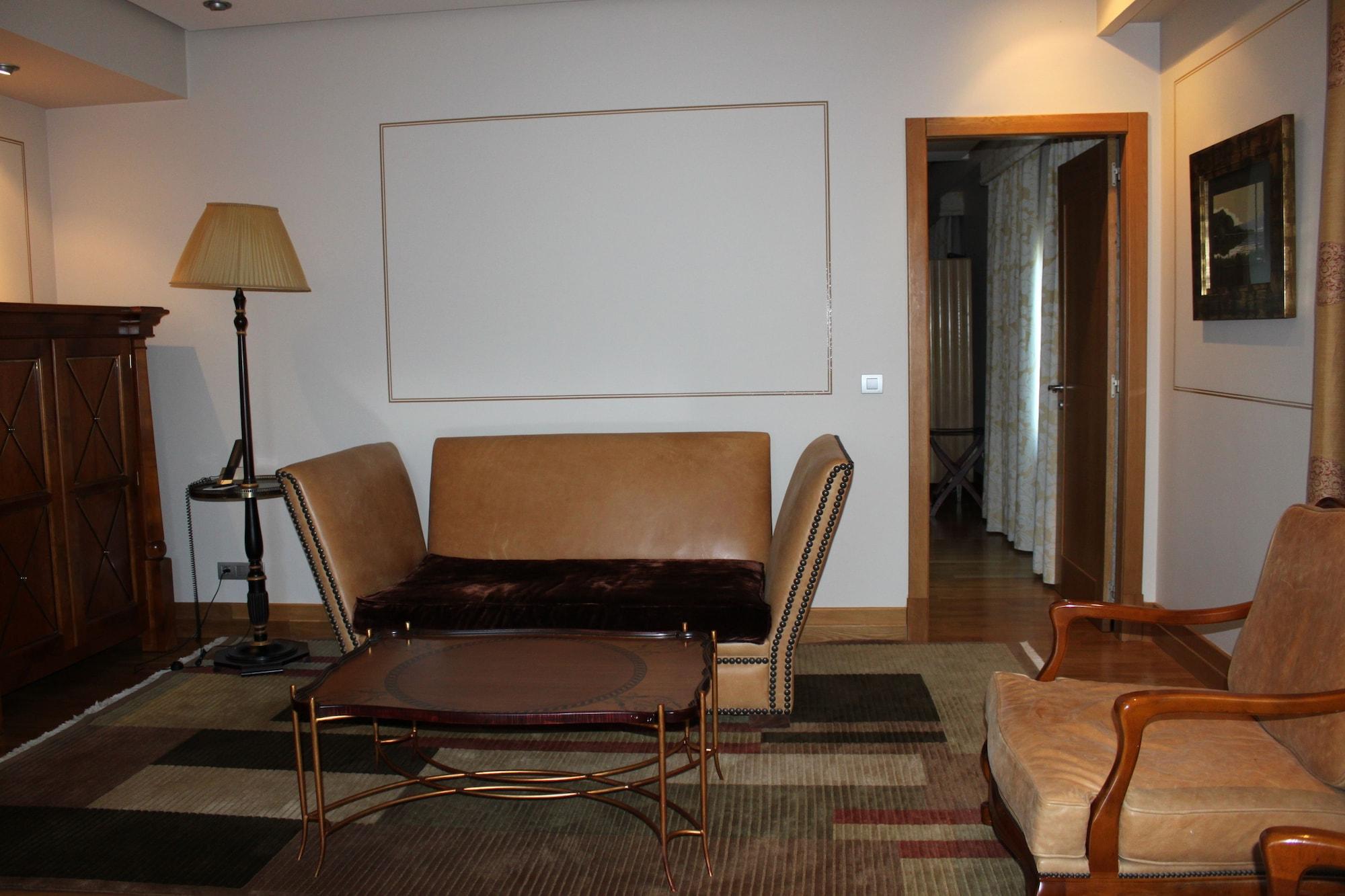 Pazo Los Escudos Hotel Spa & Resort Βίγκο Εξωτερικό φωτογραφία The interior of the suite