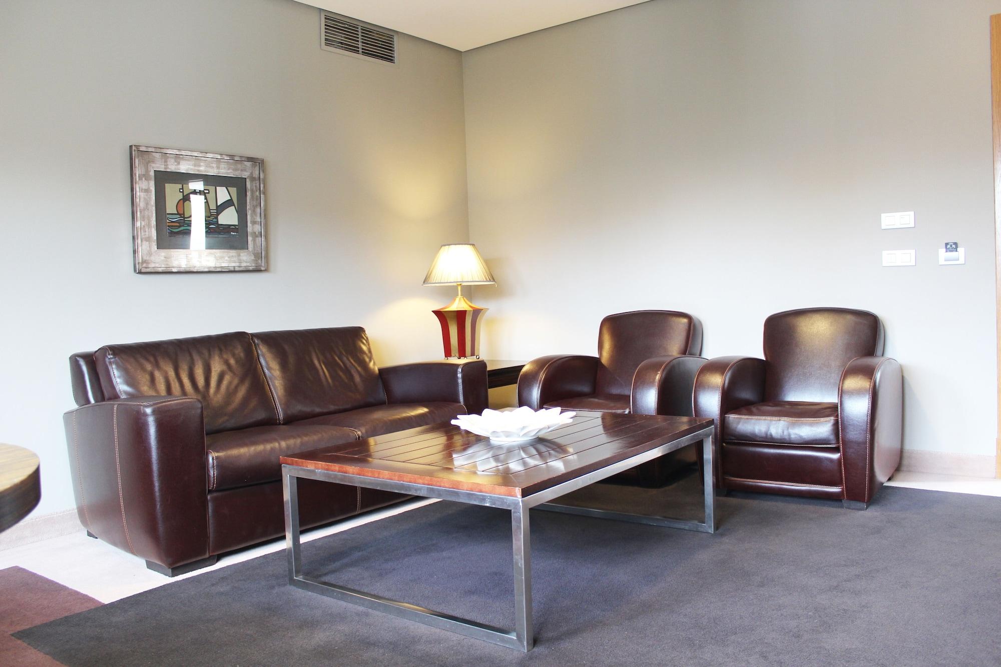 Pazo Los Escudos Hotel Spa & Resort Βίγκο Εξωτερικό φωτογραφία A living room with leather furniture