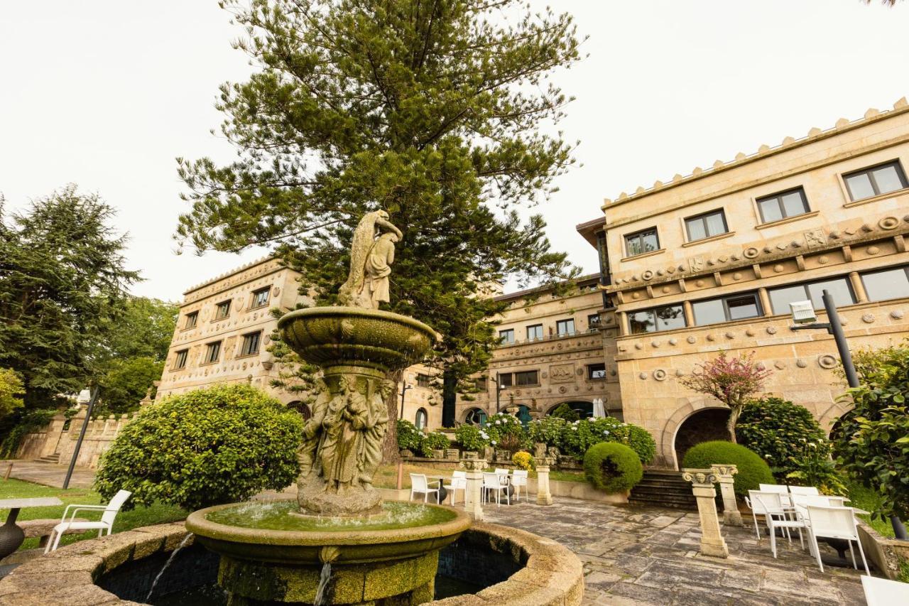 Pazo Los Escudos Hotel Spa & Resort Βίγκο Εξωτερικό φωτογραφία Fountain in the courtyard of the hotel