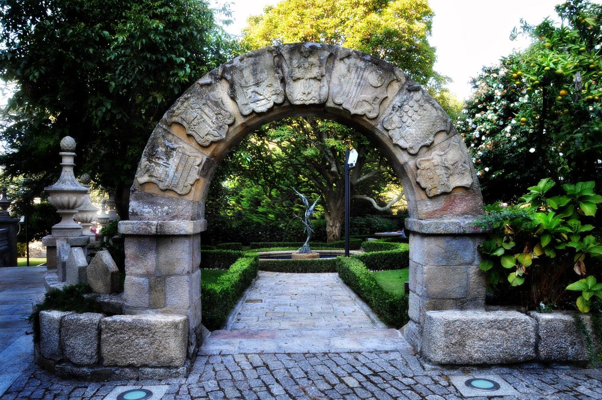 Pazo Los Escudos Hotel Spa & Resort Βίγκο Εξωτερικό φωτογραφία Entrance to the gardens